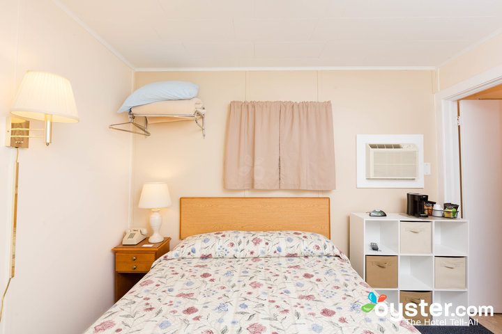 standard-1-queen-bedroom--v14598645-720