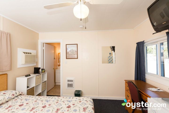 standard-1-queen-bedroom--v14598741-720