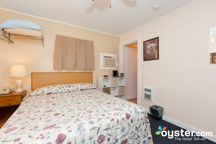 standard-1-queen-bedroom--v14598813-720